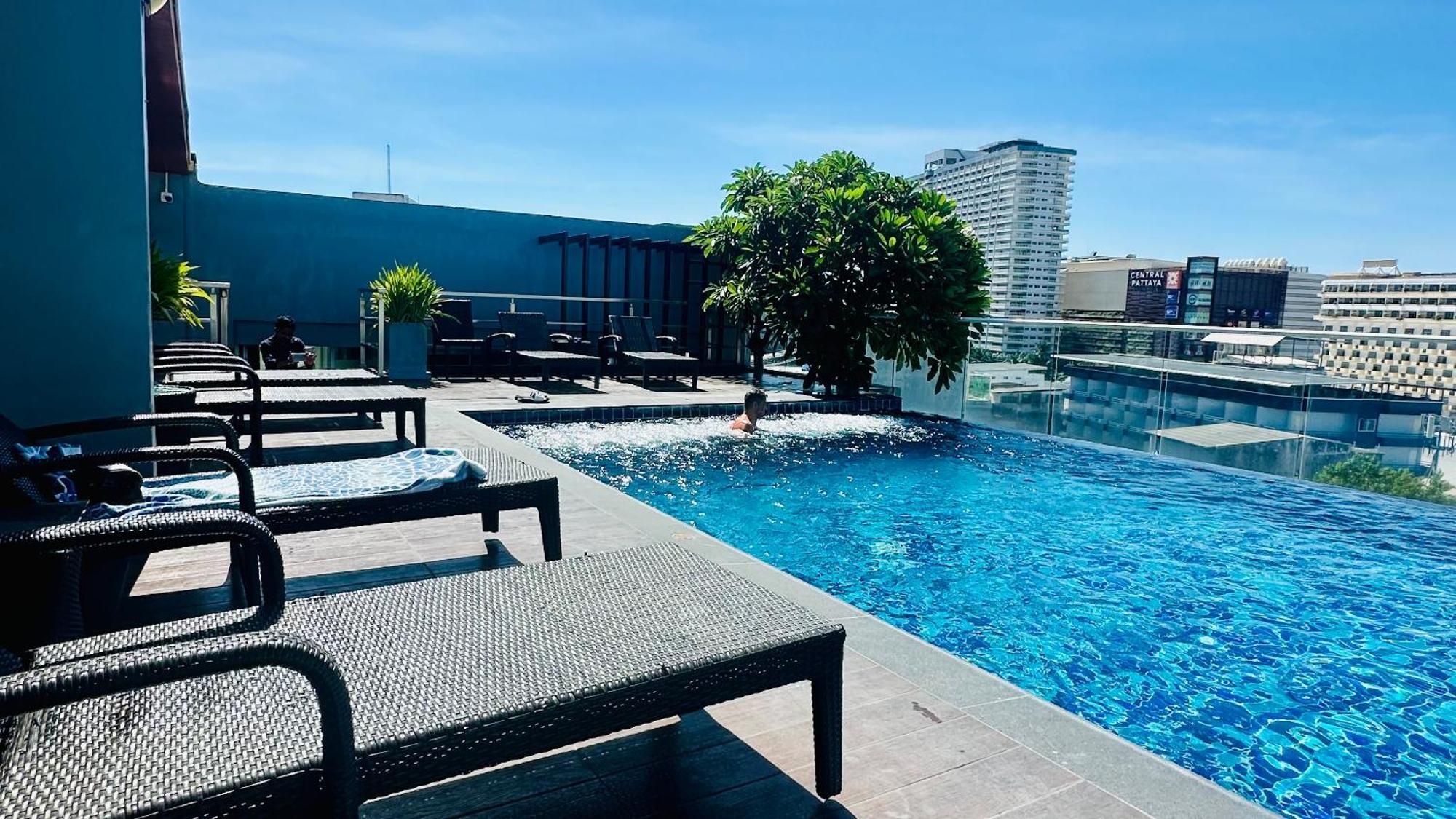 The Base Inn Pattaya Εξωτερικό φωτογραφία